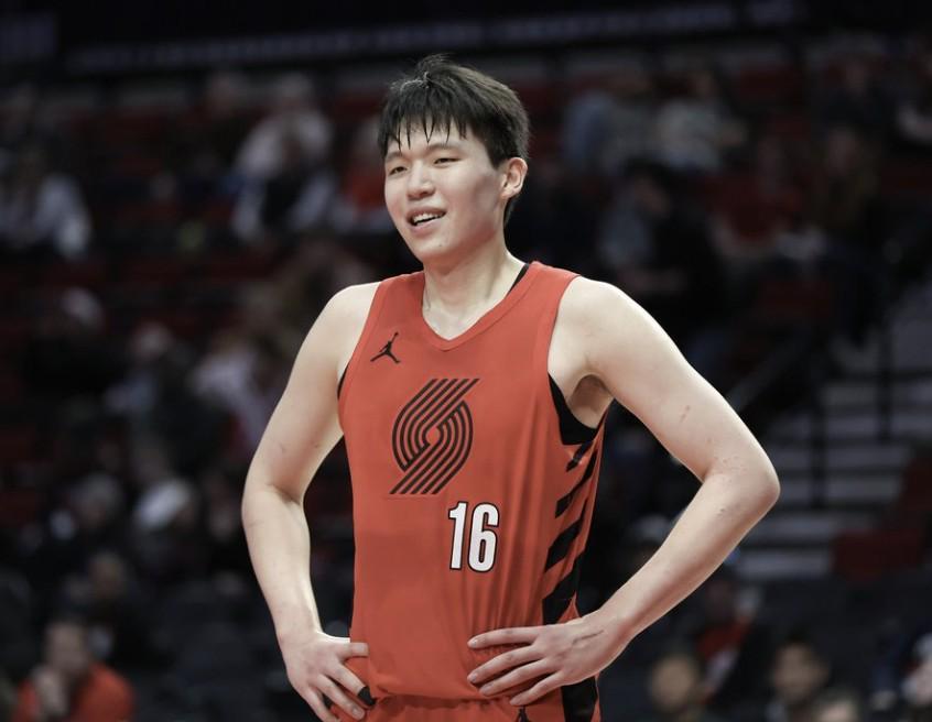 专家分析-心系老东家！杨瀚森助威青岛季后赛：祝兄弟们放平心态、一路高歌